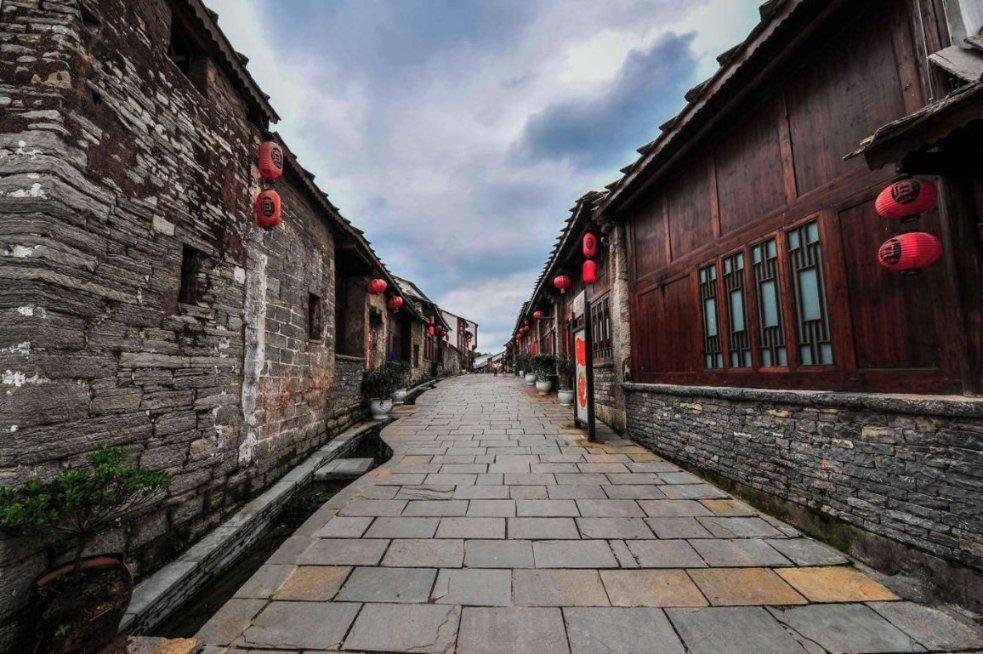 有时想自杀，觉得死了无所谓，当时会一动不动，静静发呆，有种想动却动不了的感觉？